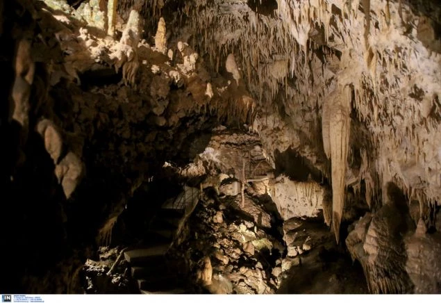 Tο σπήλαιο «Ανεμότρυπα»: Το θαύμα της φύσης με τα κρύσταλλα χαλαζία (Εικόνες)